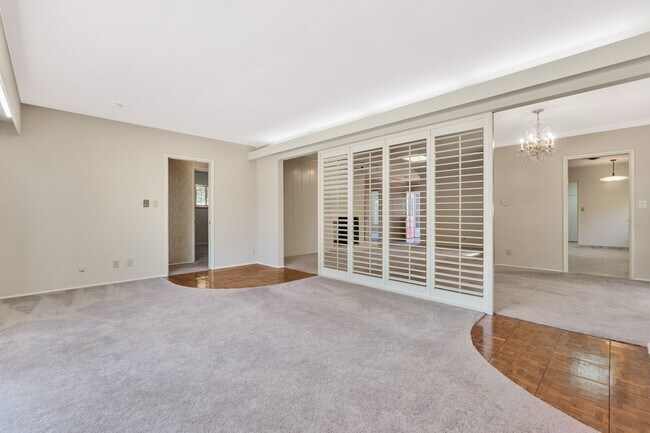 Building Photo - 4020 Vía Picaposte