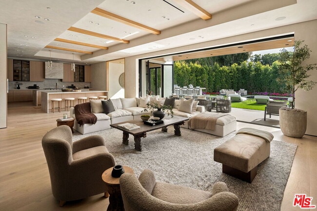 Building Photo - 10386 Strathmore Dr