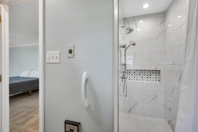 Building Photo - Fully Furnished Short Term Rental! Interco...
