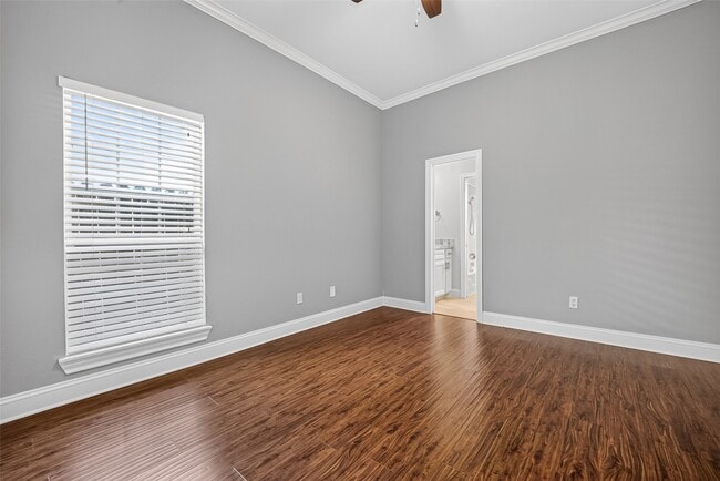Building Photo - 10310 Chevy Chase Dr
