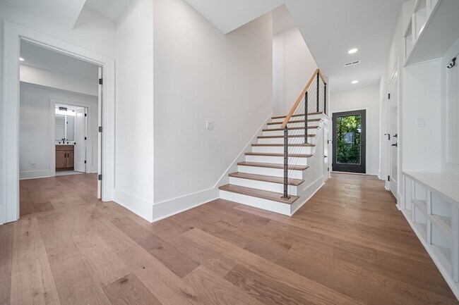Building Photo - 6011 Hill Cir Dr