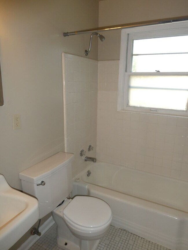 Building Photo - 2600 Braemore Rd