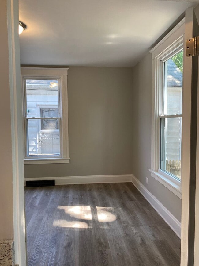 Building Photo - Newly renovated home immediately available