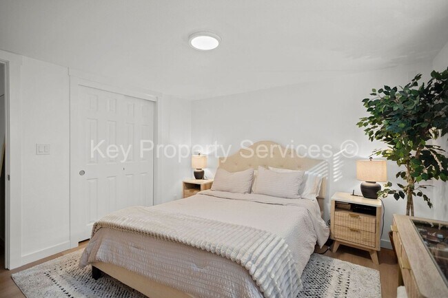 Building Photo - Updated Lakeshore Area Condo