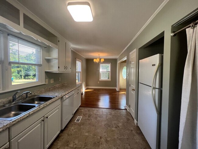 Building Photo - Three bedroom, 1 bath house in Burlington