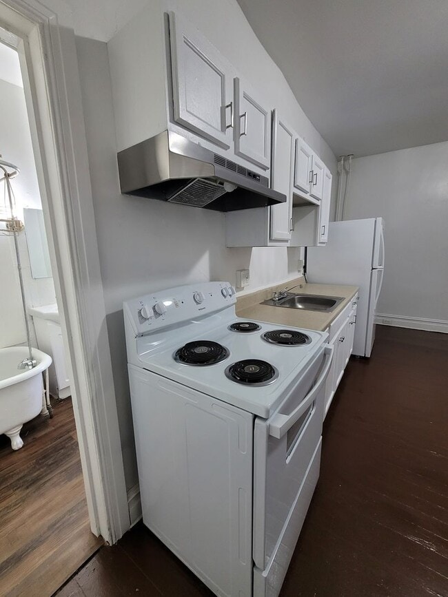 Building Photo - 1 Bedroom 1 Bath, Laundry Available-York City SD