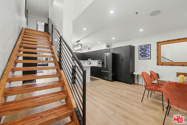 Building Photo - 700 Main St