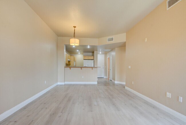 Building Photo - Park Avenue Mid Rise Condo. All HOA Amenities.