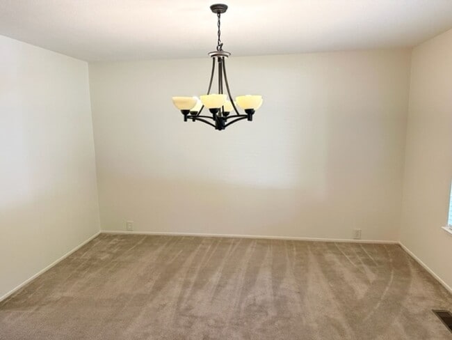 Building Photo - Pleasanton Single Story House 4 bed/2 bath, Downtown next to Amador Valley High! Great Location