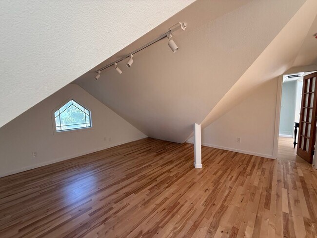 Building Photo - 1472 Chanticleer Ave