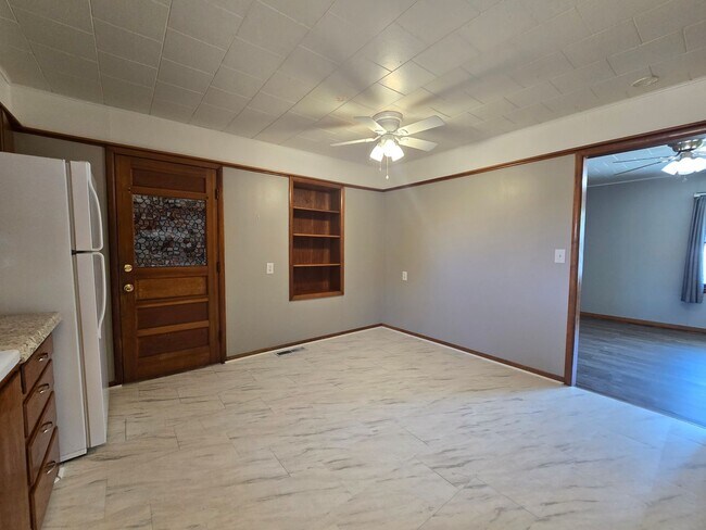Building Photo - 3 bed 1 bath in Tecumseh!