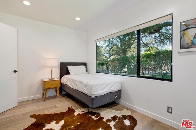 Building Photo - 2400 Glendower Ave