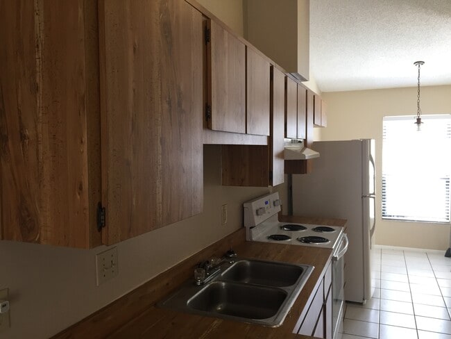 Building Photo - 2 bed 2 bath with Fenced in backyard!