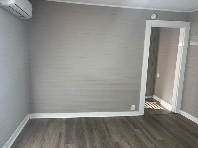 Building Photo - 1095