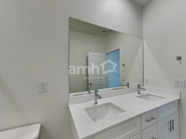 Building Photo - 874 English Primrose St