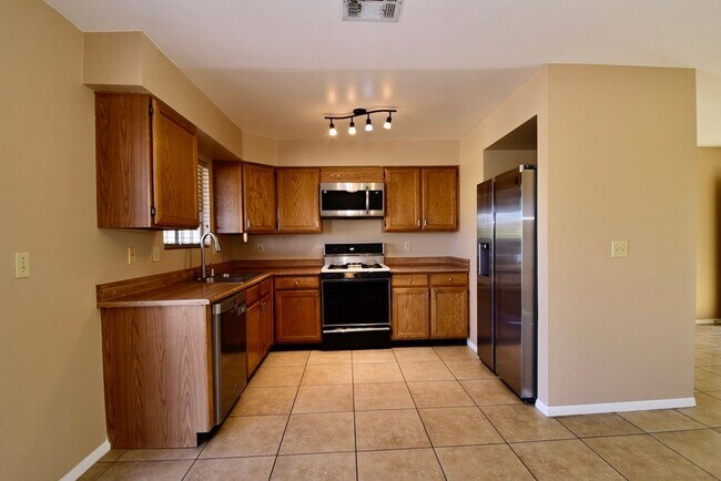 Building Photo - Spacious 2 Bedroom, 2 Bath Single-Story Home