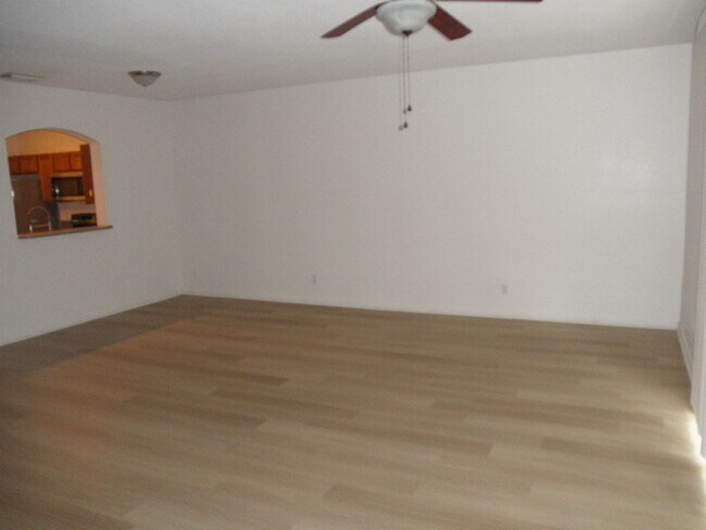 Building Photo - 2205 Oakmont Dr