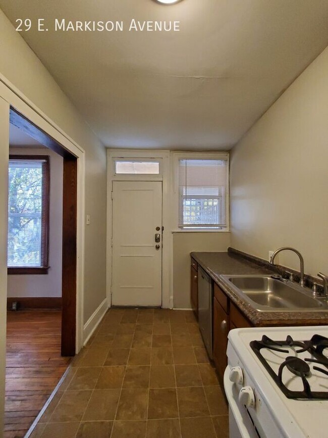 Building Photo - Spacious Townhome with Original Features A...