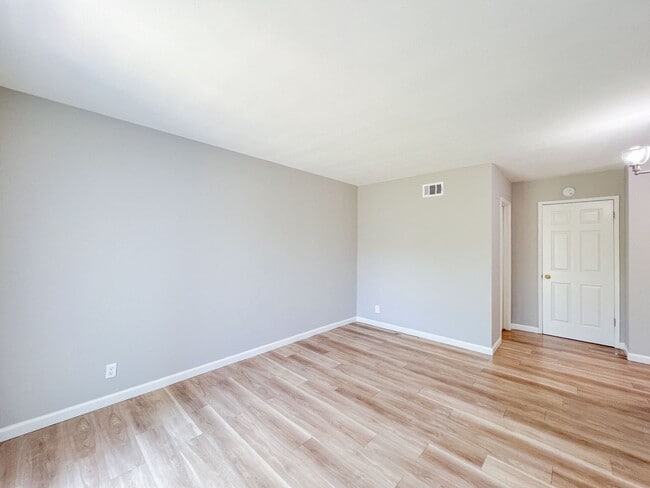 Building Photo - Santa Ana - Gorgeous Interior Remodel 4 be...