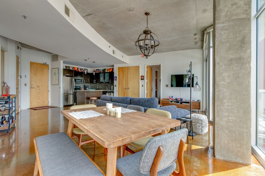 Dinning Table seats 8 people - 600 12th Ave S