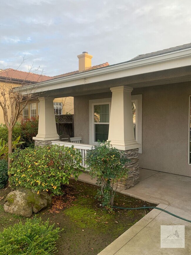 Building Photo - 1679 E La Quinta Dr
