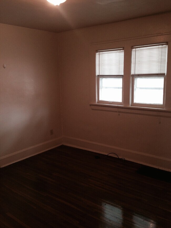 Building Photo - 3 bed, 1 bath house just steps from Missouri State University