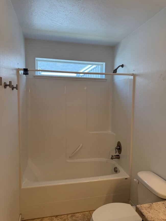 Building Photo - Charming 3BR/2BA Pet-Friendly Home in Vall...