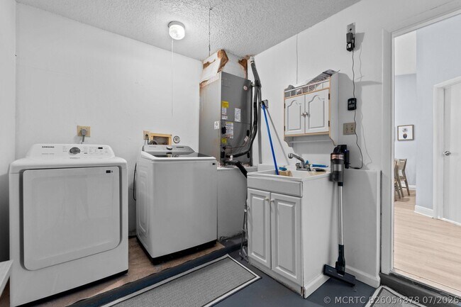 Building Photo - 1599 Bayridge Pl