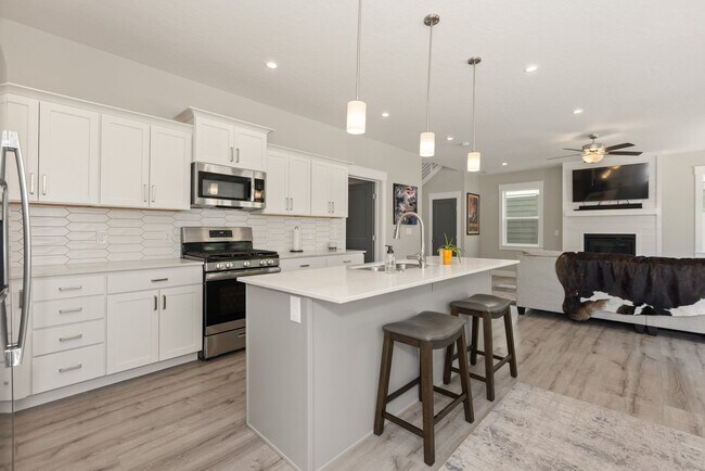 Building Photo - PROMO*** $1000 Off 1st Month of Rent -Beau...