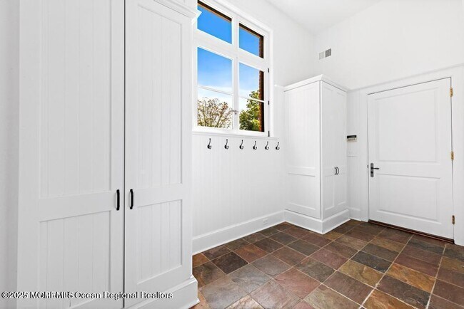 Building Photo - 18 Sheraton Ln