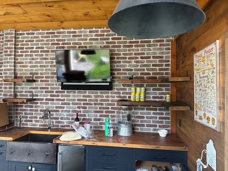 Outdoor dining cabin - 19 Union St