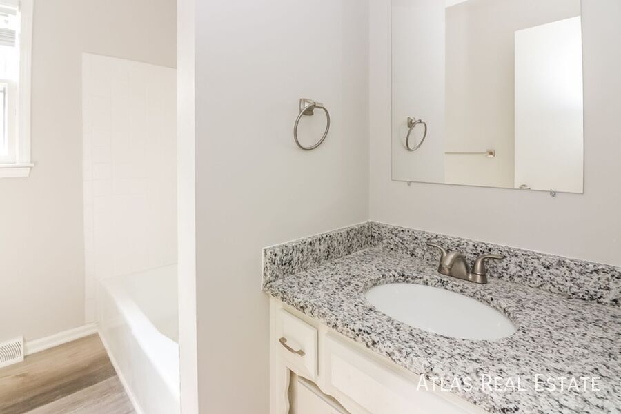 Building Photo - 408 NE Noeleen Ln