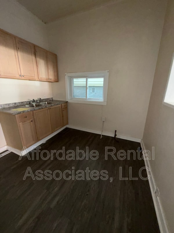 Building Photo - 505 W Maple St