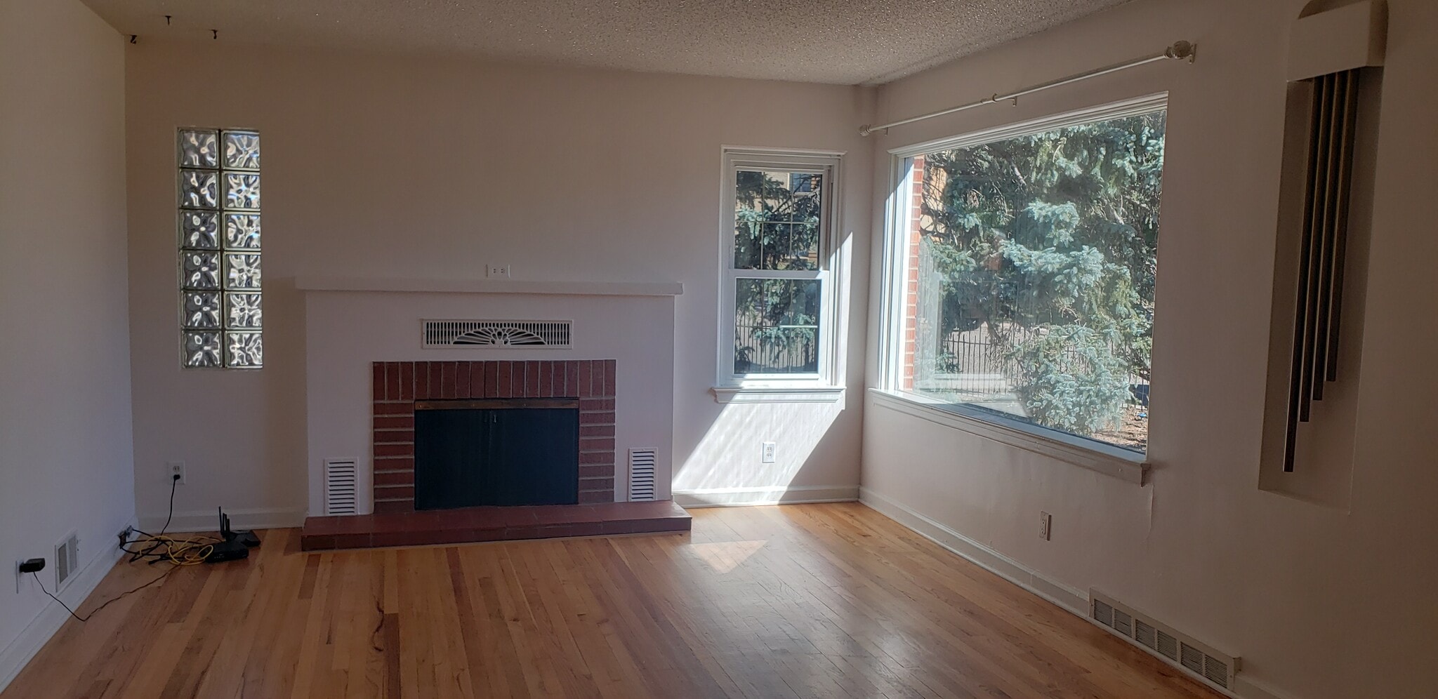 Living room - 901 Country Club Ave