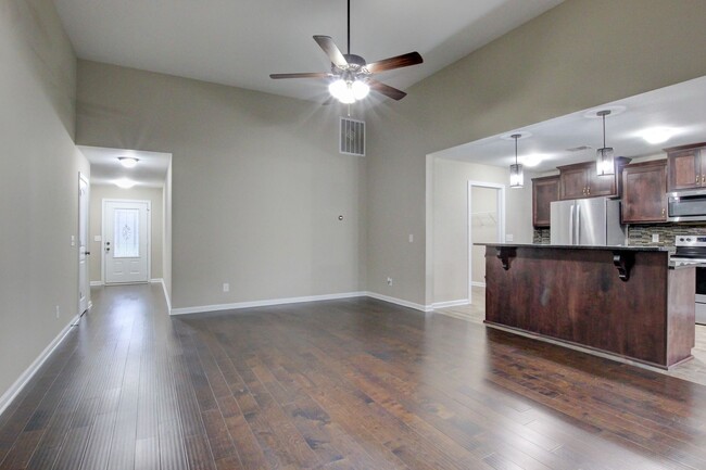 Building Photo - Fresh and Clean 3 bed 2 bath.  Sweet layout!