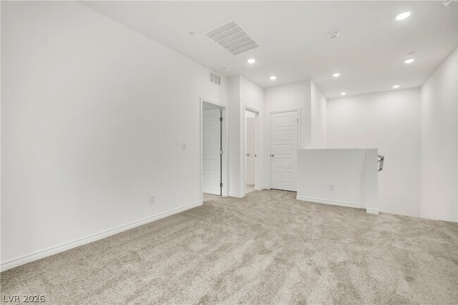 Building Photo - 600 N Carriage Hill Dr