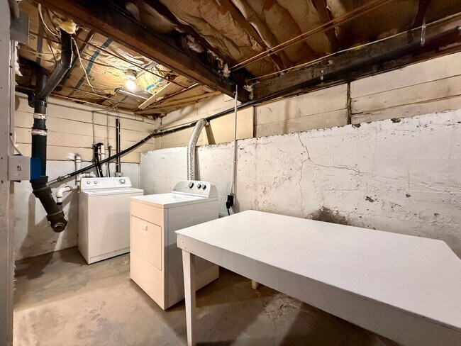 Building Photo - 909 Ouray Ave