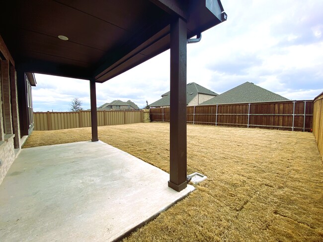Spacious backyard with Covered patio and gas line to connect an outdoor kitchen - 621 Hummingbird Dr