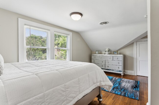 Building Photo - 3426 Kenmore Dr