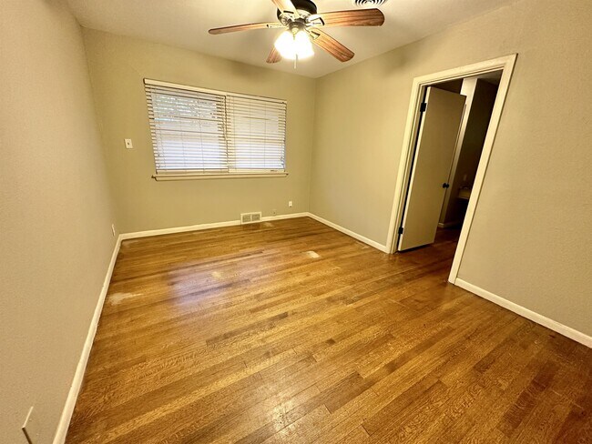 Building Photo - 1926 Laurelwood Dr