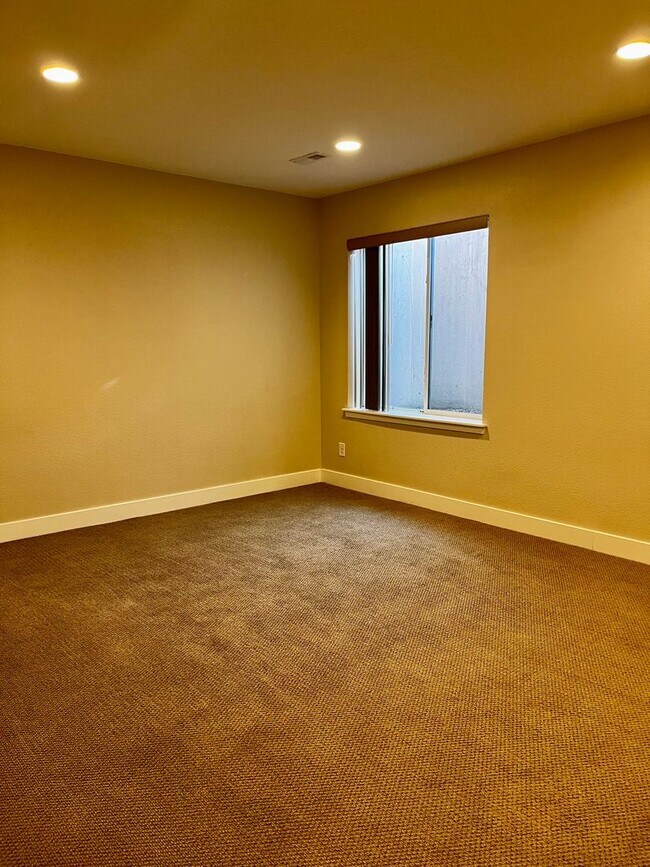 Building Photo - Gorgeous 4 Bed, 3.5 Bath Home in North West Denver