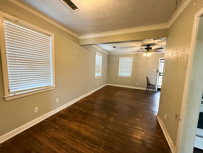 Building Photo - 1027 Waring Rd