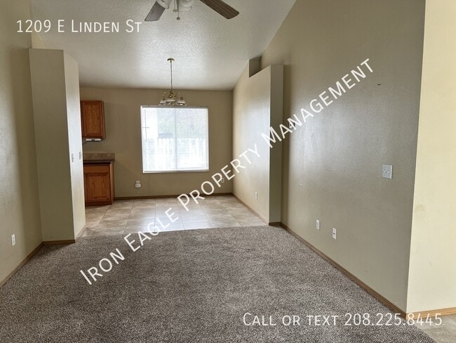 Building Photo - 1209 E Linden St