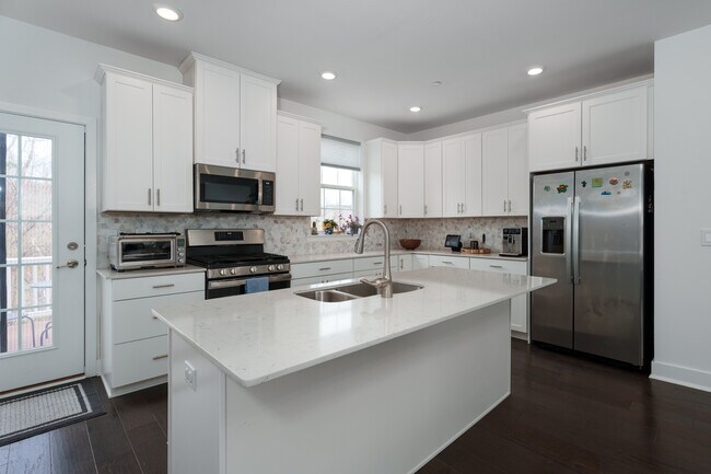 Building Photo - 1907 Swales Ct