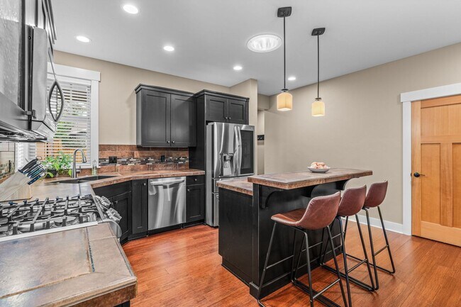 Building Photo - Grand Northwest Crossing Home. Fully furnished monthly rental. Walk to Compass Park. All Utilitie...