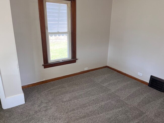 Building Photo - 4 Bed - 1.5 Bath - Single Family Home in Lorain