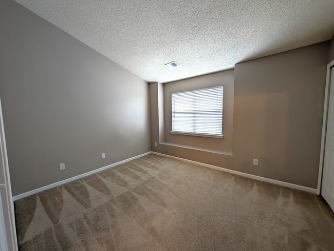 Building Photo - Charming, townhome located in the Bennington Place Community in Charlotte!