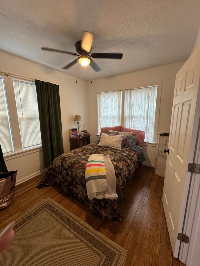 Building Photo - August Move-In! Charming 2/1 house near Do...