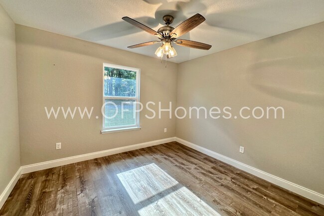 Building Photo - AVAILABLE NOW! 3/2 in Milton!