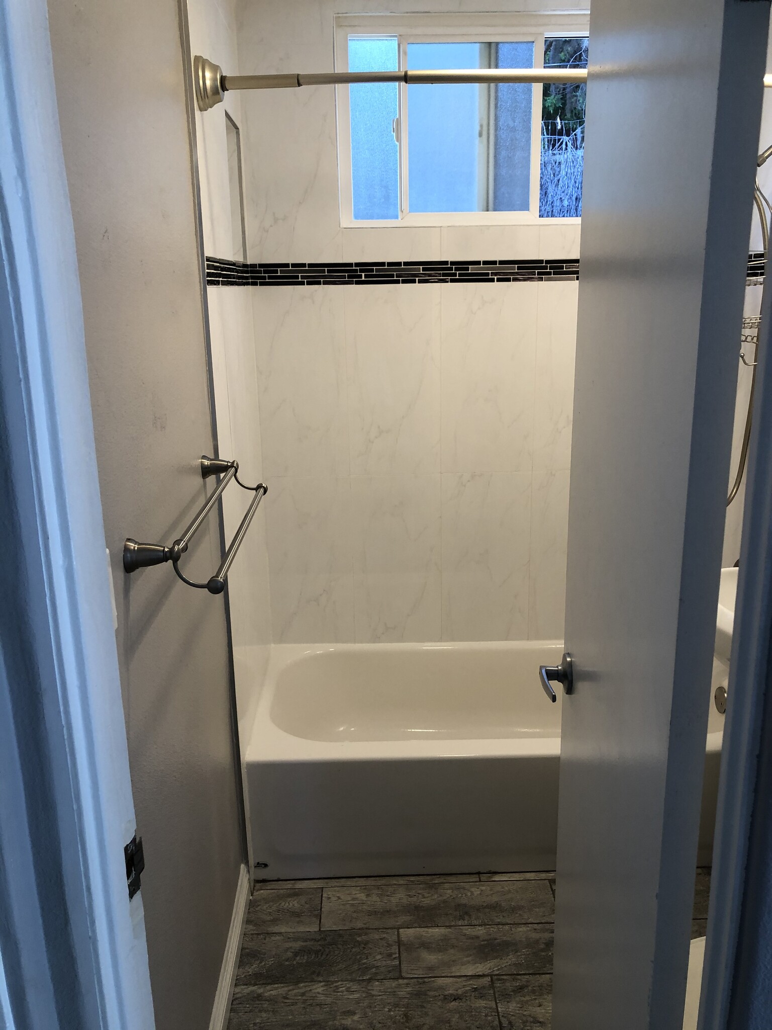 Shower and Tub - 1716 32nd St